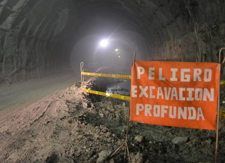 El contratista se compromete a ejecutar las obras que faltan para concluir el Túnel de la Línea hasta el 30 de noviembre de 2016 como plazo final, enfatizó la ministra de Transporte Natalia Abello Vives. FOTO COLPRENSA