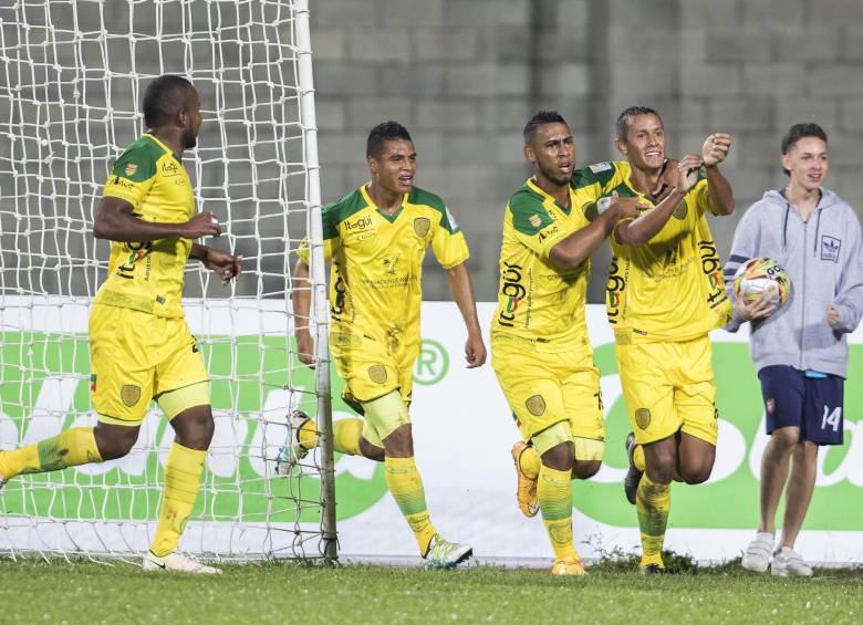 El delantero Andrés Ricaurte es felicitado por sus compañeros en el estadio Metropolitano de Itagüí. FOTO Robinson Sáenz