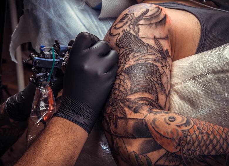 Si ya tomó la decisión de realizarse un tatuaje revise que la situación de asepsia del lugar sea óptima y cerciórese de que el tatuador sea un especialista. Foto: Shutterstock