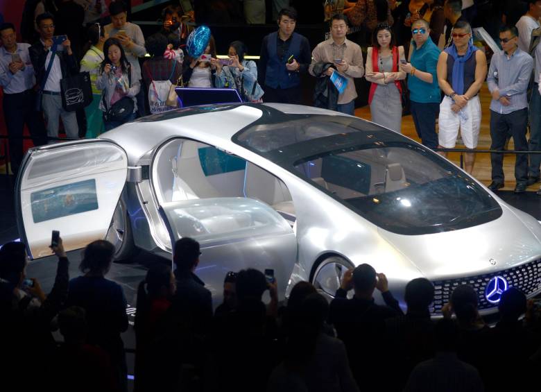 Visitantes observan el concepto F015 Mercedes Benz. FOTO afp