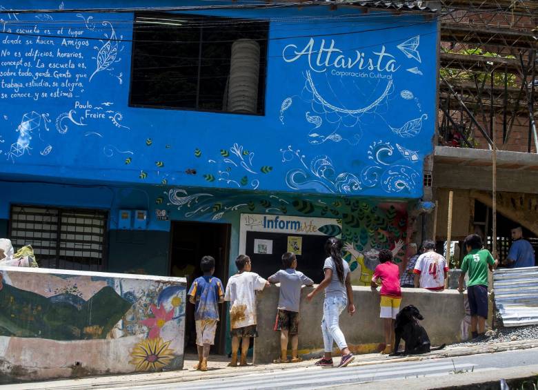 La historia de cómo, con barro y paja, construyen centro cultural en Altavista