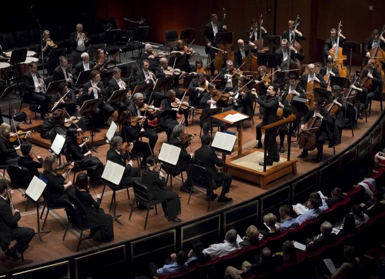 El maestro antioqueño Andrés Orozco-Estrada dirigió, en abril pasado, a la Filarmónica de Medellín en el concierto que celebró los 35 años de esta orquesta. FOTO Cortesía Teatro Metropolitano. 