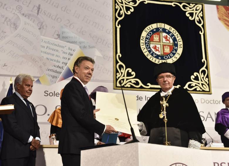 En la ceremonia el presidente Santos estuvo acompañado por el expresidente español Felipe González. FOTO Cortesía