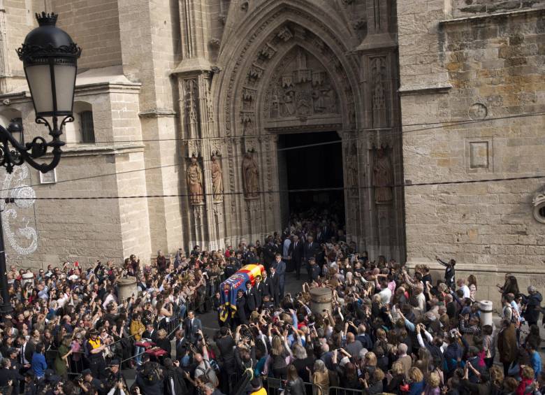 Casi cuatro mil personas, entre familiares, allegados a la fallecida y curiosos asistieron al funeral. FOTO AP