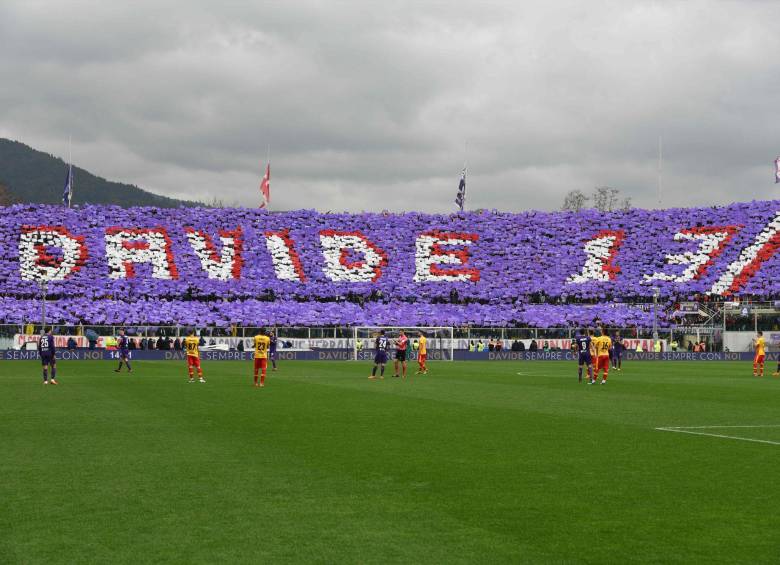 Los hinchas de la Fiorentina realizaron un tifo con el nombre del defensor y el número 13 que usaba siempre. FOTO EFE