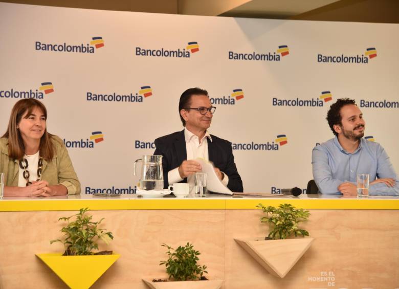 Cristina Arrastía, Juan Carlos Mora y David Peláez anuncian la nueva alianza Bancolombia y Vlipco. FOTO Cortesía bancolombia