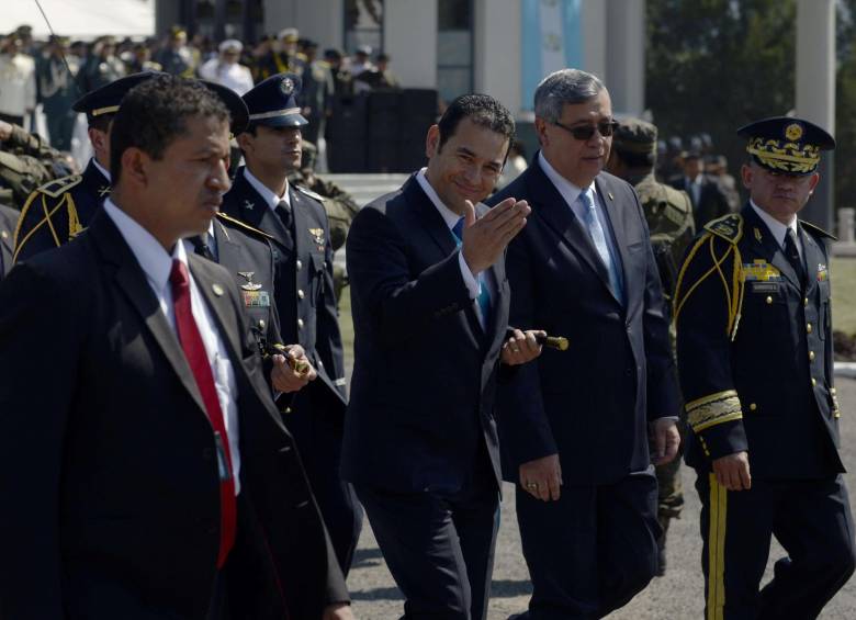 En su primer día de mandato, Morales se reunió con diplomáticos y militares. Pidió precisamente al Ejército que asuma la reconstrucción de 8.000 kilómetros de caminos y carreteras rurales. FOTO afp