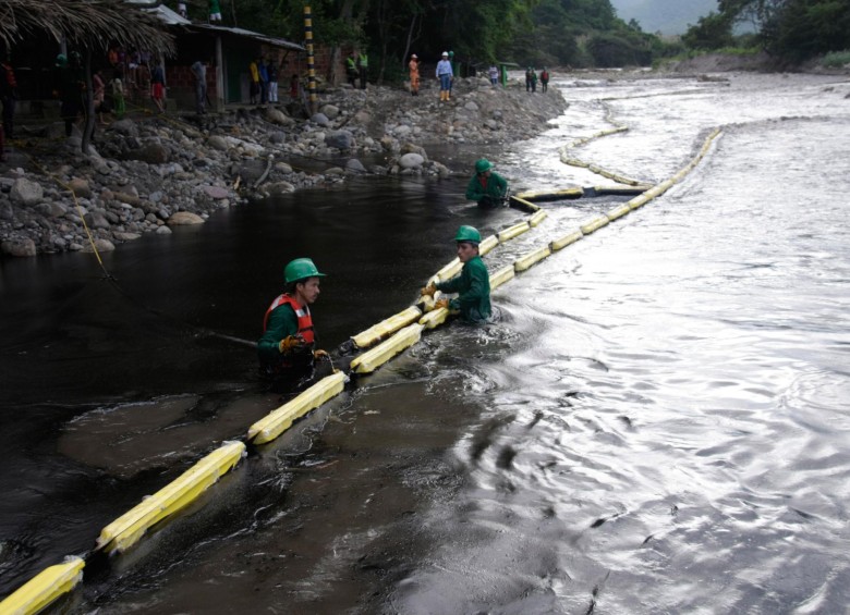 La minería ilegal y la contaminación de los ríos por el derrame de crudo son dos de las acciones que más contaminan el medio ambiente. FOTO jaime pérez y colprensa