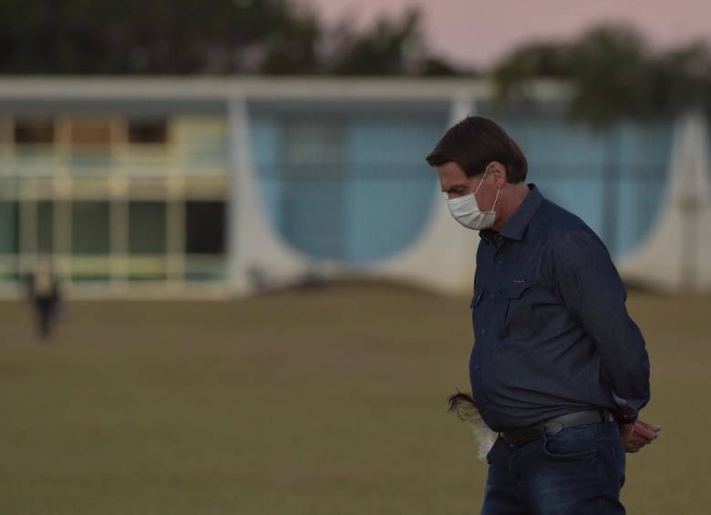 El presidente de Brasil, Jair Bolsonaro, camina durante su aislamiento en el Palacio da Alvorada, en Brasilia. FOTO EFE