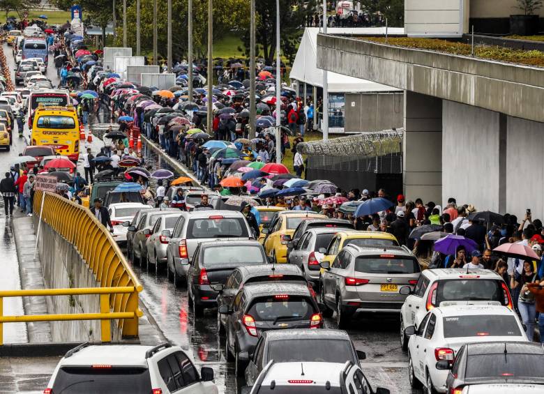 Las congestiones comenzaron el sábado en la avenida Las Palmas hasta el acceso al aeropuerto José María Córdova. Las dificultades de movilidad empeoraron con la lluvia. FOTO Jaime pérez