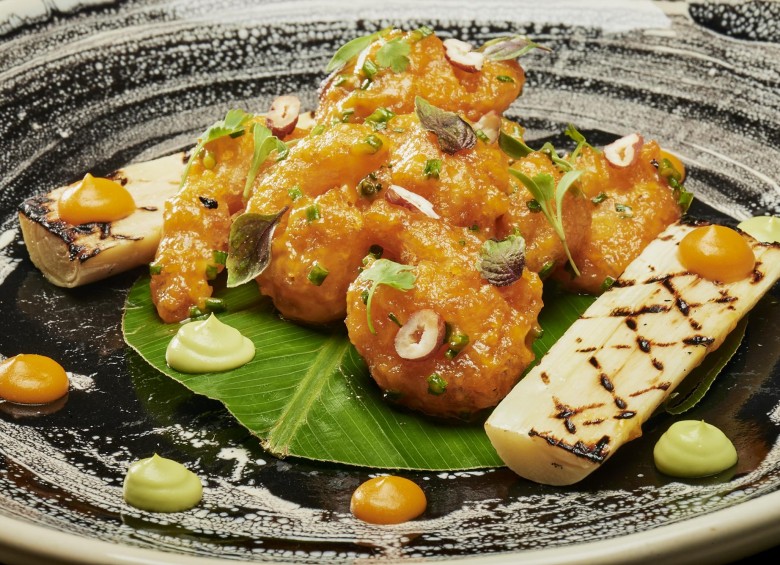 Encocado: camarones en tempura de sagú, agridulce de chontaduro, palmitos del putumayo sellados con carbón de coco, corozo. FOTO: Cortesía Carmen