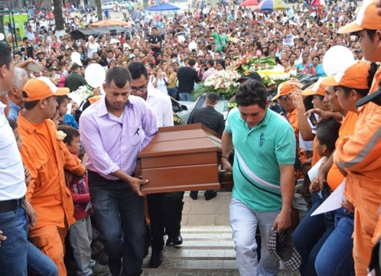 En medio del llanto, pañuelos blancos y voces los familiares pidieron que el peso de la ley caiga sobre los responsables del hecho. CORTESÍA LA NACIÓN 