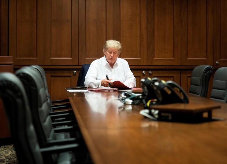 Imagen del presidente estadounidense Donald Trump trabajando desde el Centro Médico Militar Walter Reed. FOTO AFP