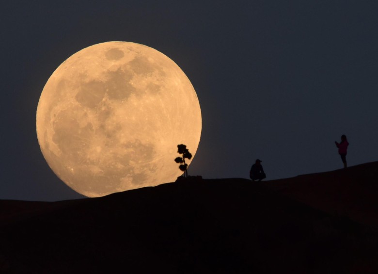 El eclipse lunar total, particularmente raro por su tamaño, dio este miércoles un espectáculo visible en gran parte del planeta. FOTO AFP