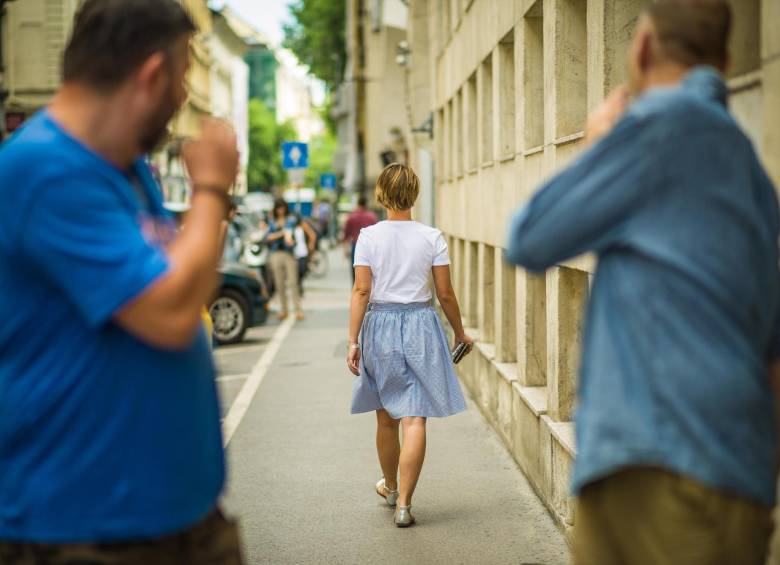 Aunque no tocan la piel, hay palabras que manosean. Esas que se escuchan en la calle y hoy indignan en redes sociales. FOTO Sstock