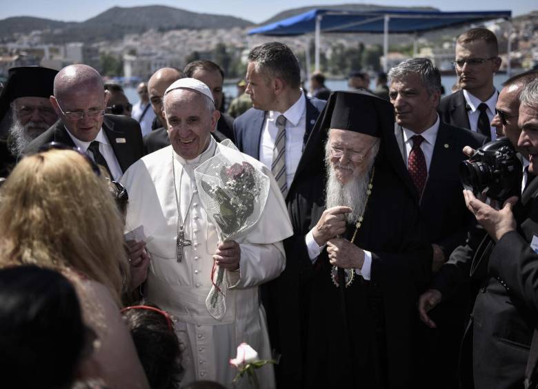 EL Papa visitó al patriarca Bartolomé de Constantinopla y al arzobispo de Atenas y toda Grecia, Jerónimo II. FOTO AP
