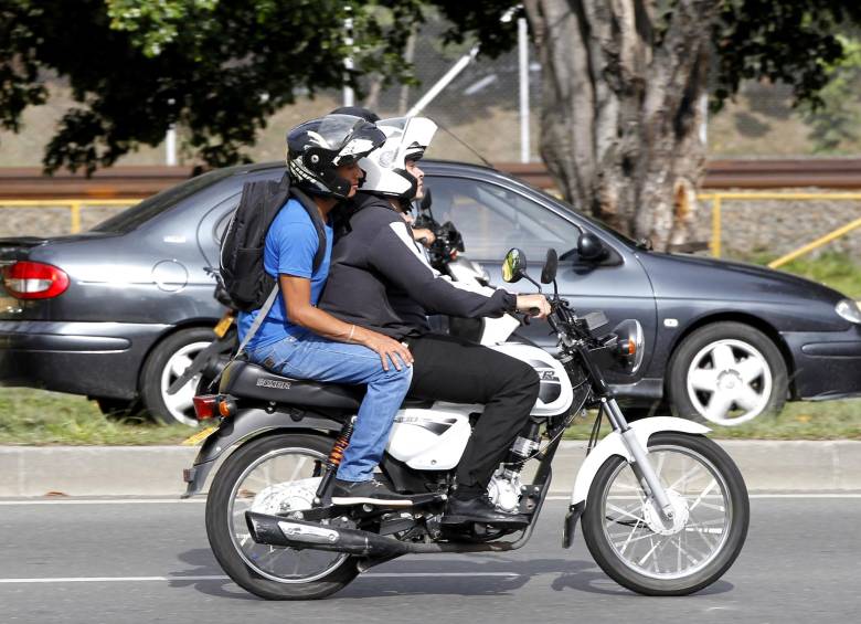 Con la caída de la restricción, ayer se vieron más motos con acompañante. FOTO jaime pérez