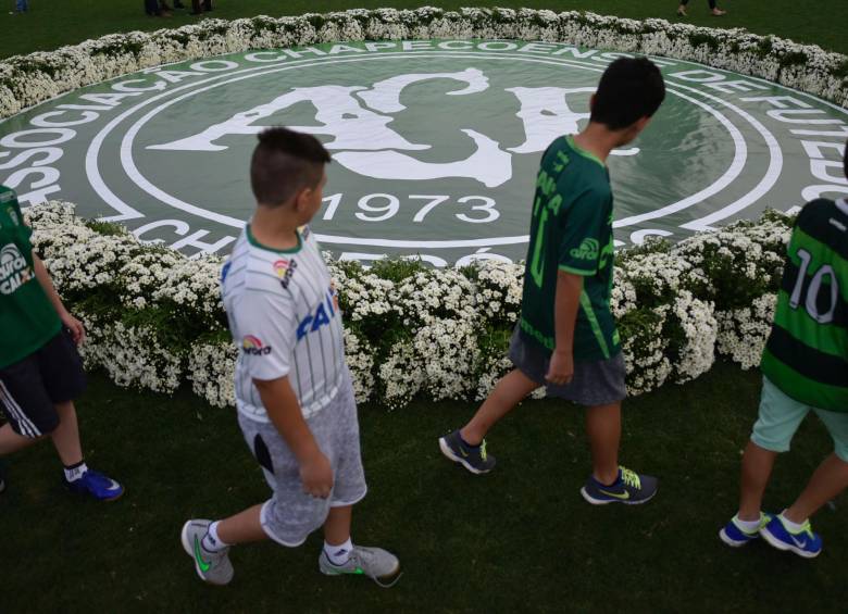A la Arena Conda de Chapecó están peregrinando turistas fanáticos del fútbol, para honrar la memoria de los jugadores fallecidos de Chapecoense. FOTO AFP