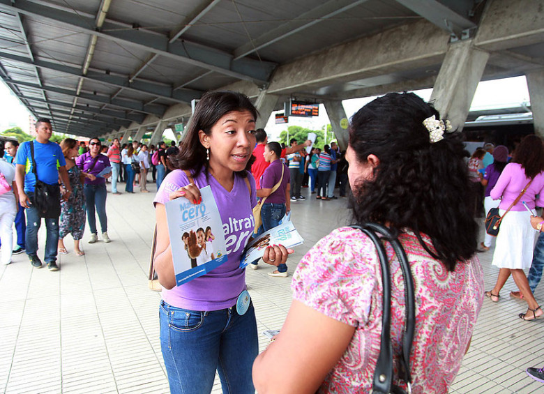 Cero maltrato contra las mujeres fue la consigna de ayer en el país. En Antioquia se firmó el Pacto por el buen trato a las mujeres. La fotografía se tomó en Barranquilla. FOTO Colprensa
