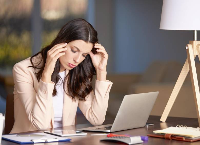 Los síntomas depresivos se ven agravados por la doble jornada que afrontan muchas mujeres al añadir las horas que dedican diariamente a tareas domésticas. Foto Sstock