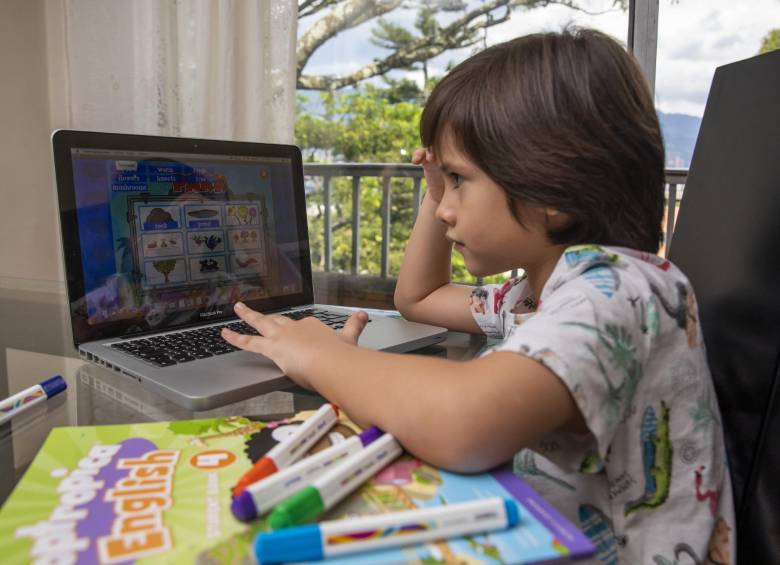 Educación virtual, como la recibe Martín Valencia Ortega en la foto, mejor conectividad y apostarle a la salud y la ciencia deberán ser prioridades para el país según expertos. FOTO Carlos Velásquez