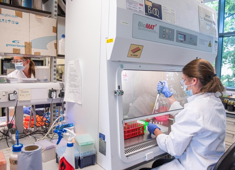 Empleados procesando suero en los laboratorios de la Universidad de Oxford para producir una vacuna contra el coronavirus junto con AstraZeneca, Oxford, Reino Unido. FOTO EFE / EPA / OXFORD UNIVERSITY