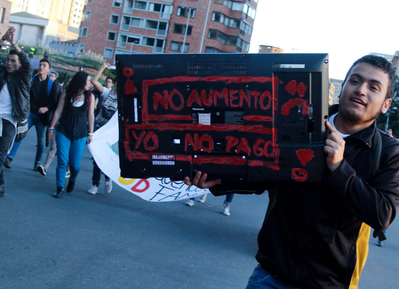 Bogotanos protestaron otra vez por alza en los pasajes de Transmilenio