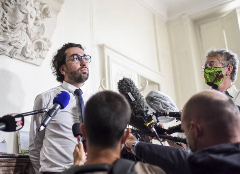 El abogado Quentin Chabert habla con los medios de comunicación durante una conferencia de prensa en Nantes, oeste de Francia, después de que su cliente confesó haber incendiado la catedral de Nantes, destruyendo vidrieras y el gran órgano. FOTO AFP