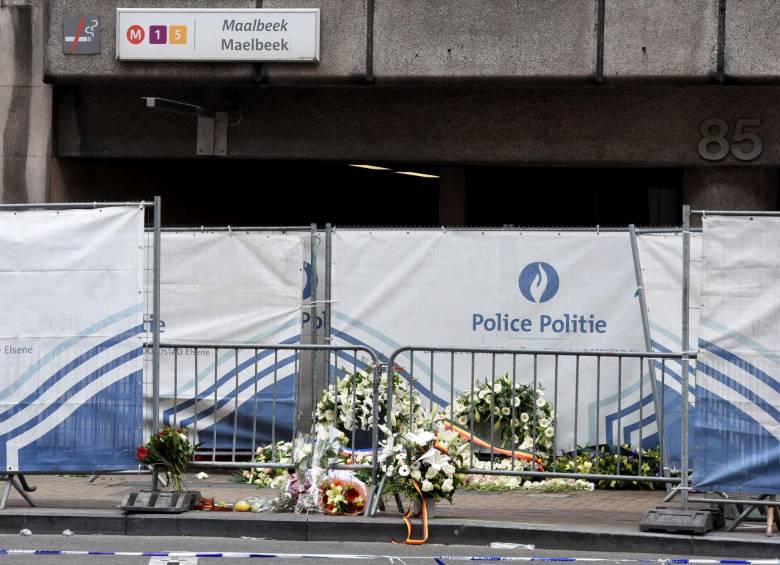 En la estación de Maelbeek se veían este viernes velas y flores en el suelo en recuerdo de las víctimas. FOTO AFP
