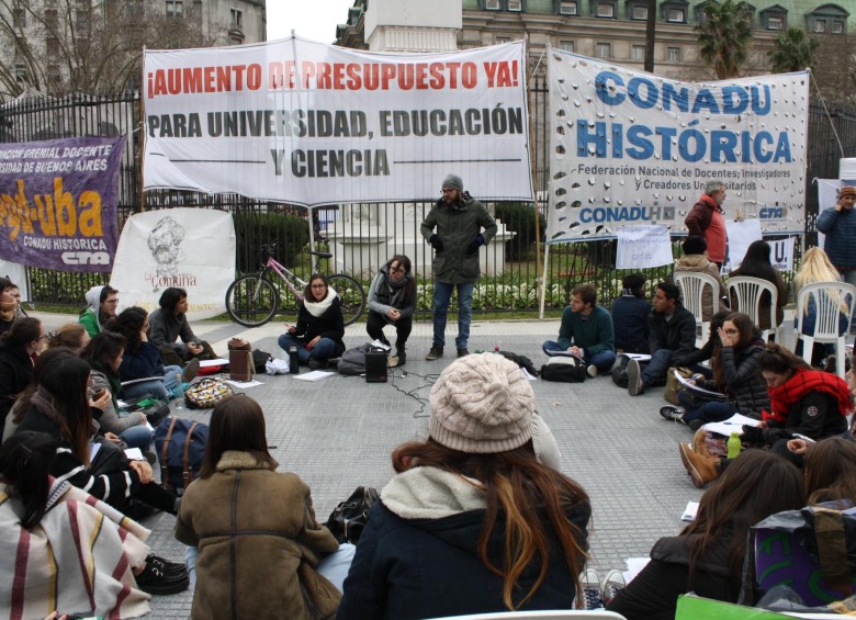 Los profesores estuvieron reunidos durante el fin de semana en la Plaza de Mayo de Buenos Aires. FOTO david santos