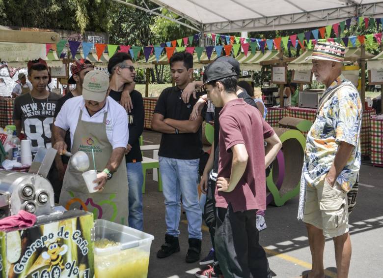 Comida, ropa y arte se unieron en el Bazar de las Flores.