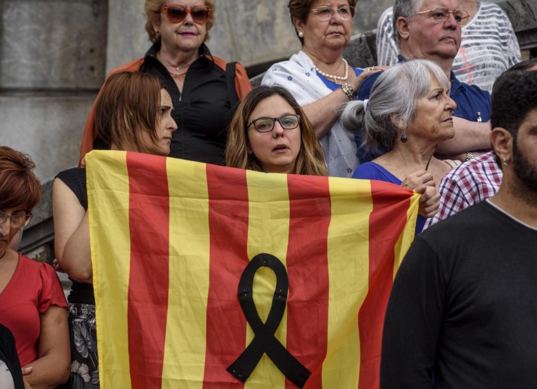 Entre homenajes a las víctimas y relatos del horror vivido transcurren las horas posteriores al ataque terrorista perpetrado por una célula yihadista. FOTO EFE