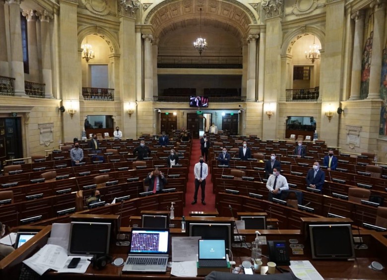 Varias sesiones del periodo legislativo se realizaron de manera semipresencial, con la mayoría de congresistas presentes virtualmente. FOTO COLPRENSA