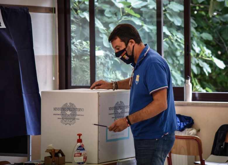 El senador italiano Matteo Salvini ejerciendo su voto en Milán, Italia. FOTO AFP
