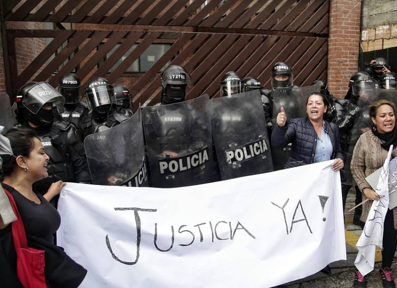 En medio de un tumulto enfurecido sacaron a Rafael Uribe Noguera de la clínica Navarra. FOTO Colprensa