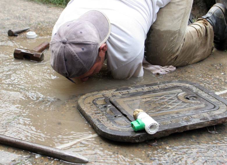 En abril se disparó el robo de contadores de agua en los municipios del Valle de Aburrá. La comunidad debe estar alerta. (Imagen de archivo de reparación de un medidor hurtado por personal de EPM) FOTO JAIME PÉREZ