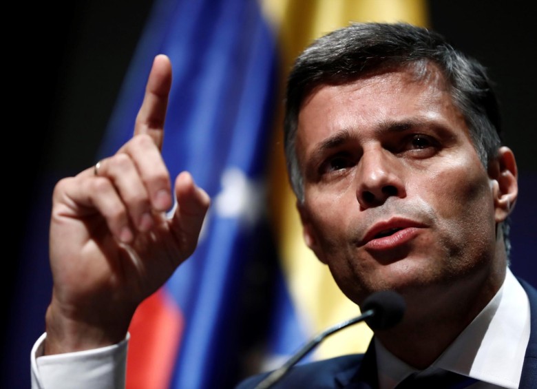 Leopoldo López, líder opositor de Venezuela, durante su primera rueda de prensa tras escaparse del país. FOTO: EFE