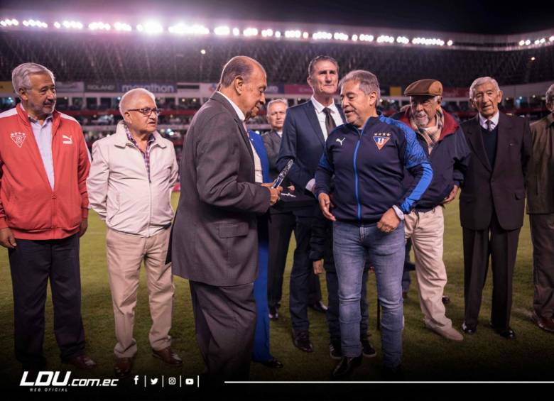 Este fue uno de los homenajes que en vida, le hicieron al técnico Leonel Montoya Sánchez en la que fue su casa, la Liga Deportiva Universitaria de Quito. FOTO LDU