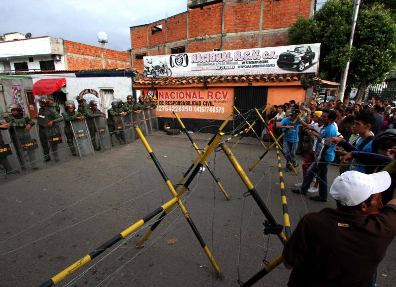 En los pasos fronterizos miles de venezolanos claman por solución al hambre que viven, ya que en su país no hay suficiente comida para comprar y no pueden pasar a Colombia. FOTO AFP