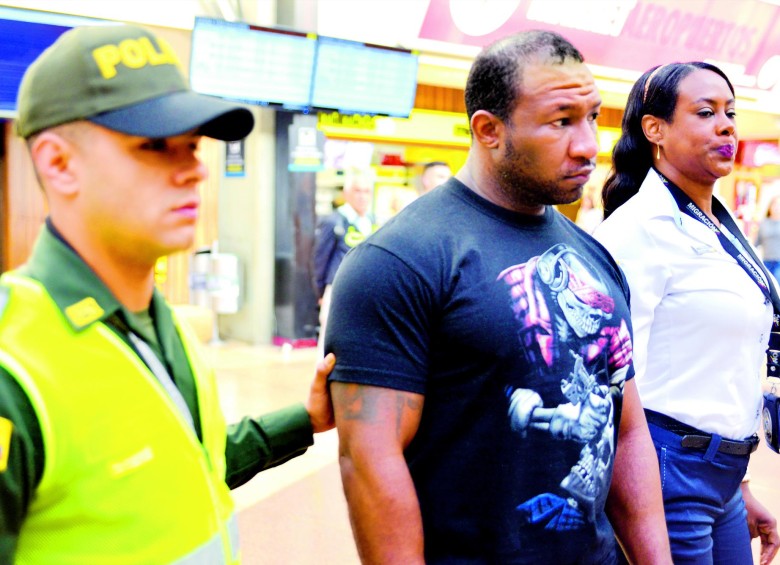 Michael Anthony Ross Jr., capturado en Medellín y deportado a Estados Unidos donde es requerido por el delito de narcotráfico. FOTO CORTESÍA POLICÍA