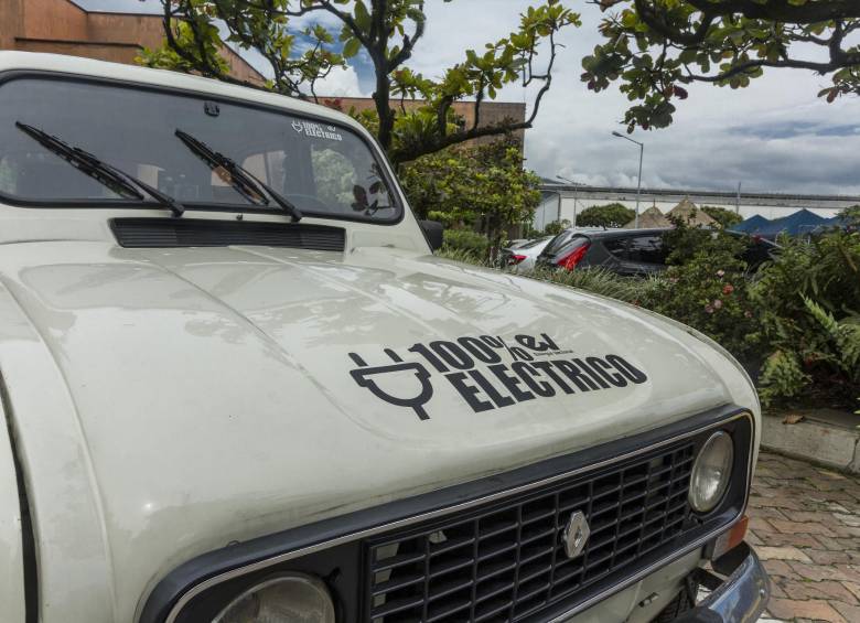 El proceso para convertir un carro de este tipo a eléctrico se lleva a cabo en un taller en el barrio La Floresta, tarda mínimo dos semanas y su costo puede oscilar entre 27 y 55 millones de pesos, dependiendo de la autonomía que pida el cliente. Foto: Andrés Camilo Suárez Echeverry.