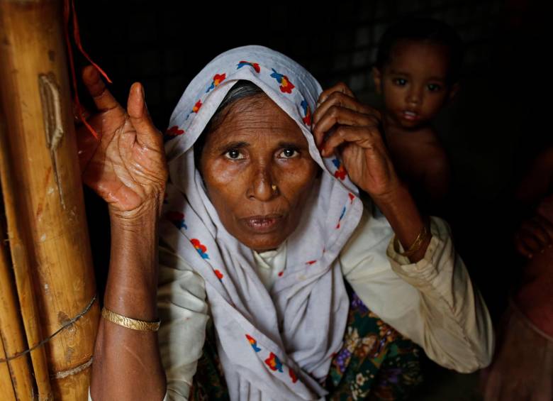 Las mujeres de la comunidad Rohingyá pasan la mayor parte de su tiempo en las casas improvisadas debido a sus costumbres culturales. FOTO: EFE