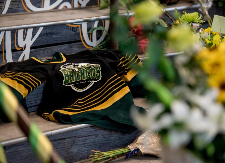  Una camiseta del uniforme del Humboldt Broncos junto a flores en el altar en honor a las víctimas. FOTO REUTERS