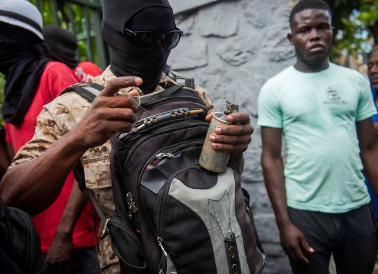 El levantamiento de barricadas y el bloqueo de vías causaron temor en los habitantes de Puerto Príncipe. FOTOS EFE