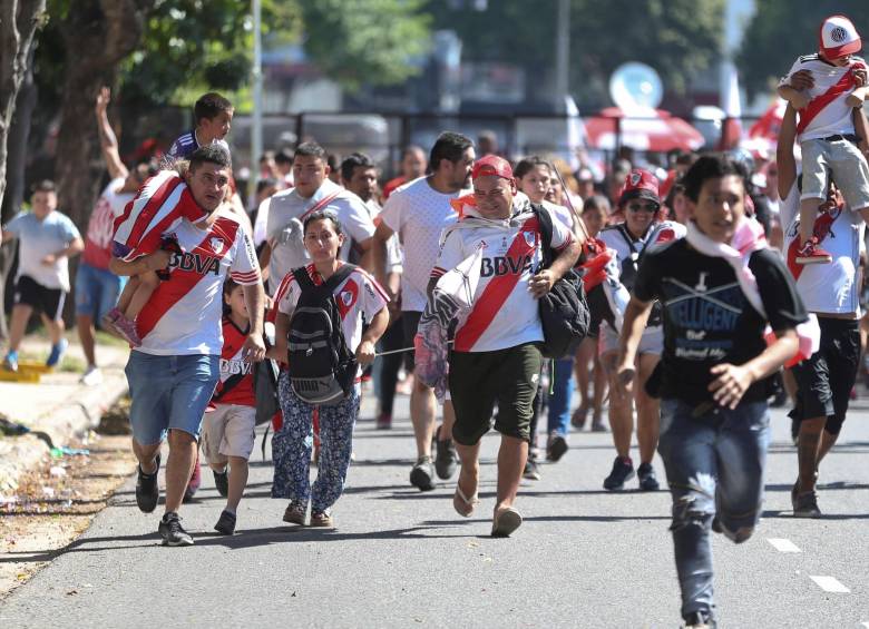 Hinchas desesperados a lo largo de las vías de Buenos Aires. FOTO AFP