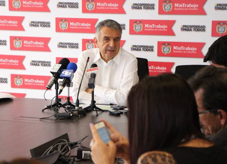 Mientras que los empresarios han estado reacios a un aumento alto del ingreso a causa de la reforma tributaria, los trabajadores esperan un alza superior al 6%. FOTO COLPRENSA