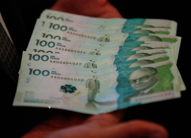 Mirar, tocar, levantar, girar y comprobar son los pasos a seguir para verificar que el billete no es falso. FOTO Colprensa