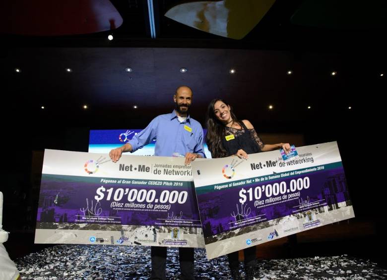 Néstor Restrepo, fundador de la marca Amanos, y Margarita Mejía, gerente de Kinira Swim Wear, festejaron los 10 millones de pesos que recibieron para sus empresas.. FOTO Cortesía Créame.