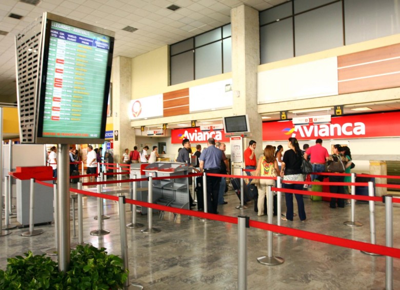 Media hora permaneció cerrado el aeropuerto internacional Rafael Núñez por supuesta amenaza de pasajera. FOTO COLPRENSA