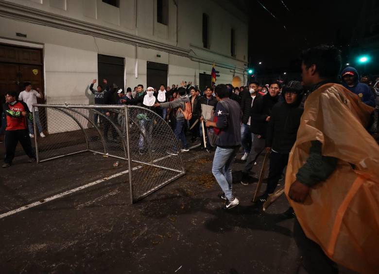 Esta noche las calles del Centro Histórico de Quito volvieron a convertirse en escenario de confrontación entre manifestantes y la policía que trata de mantener el orden.